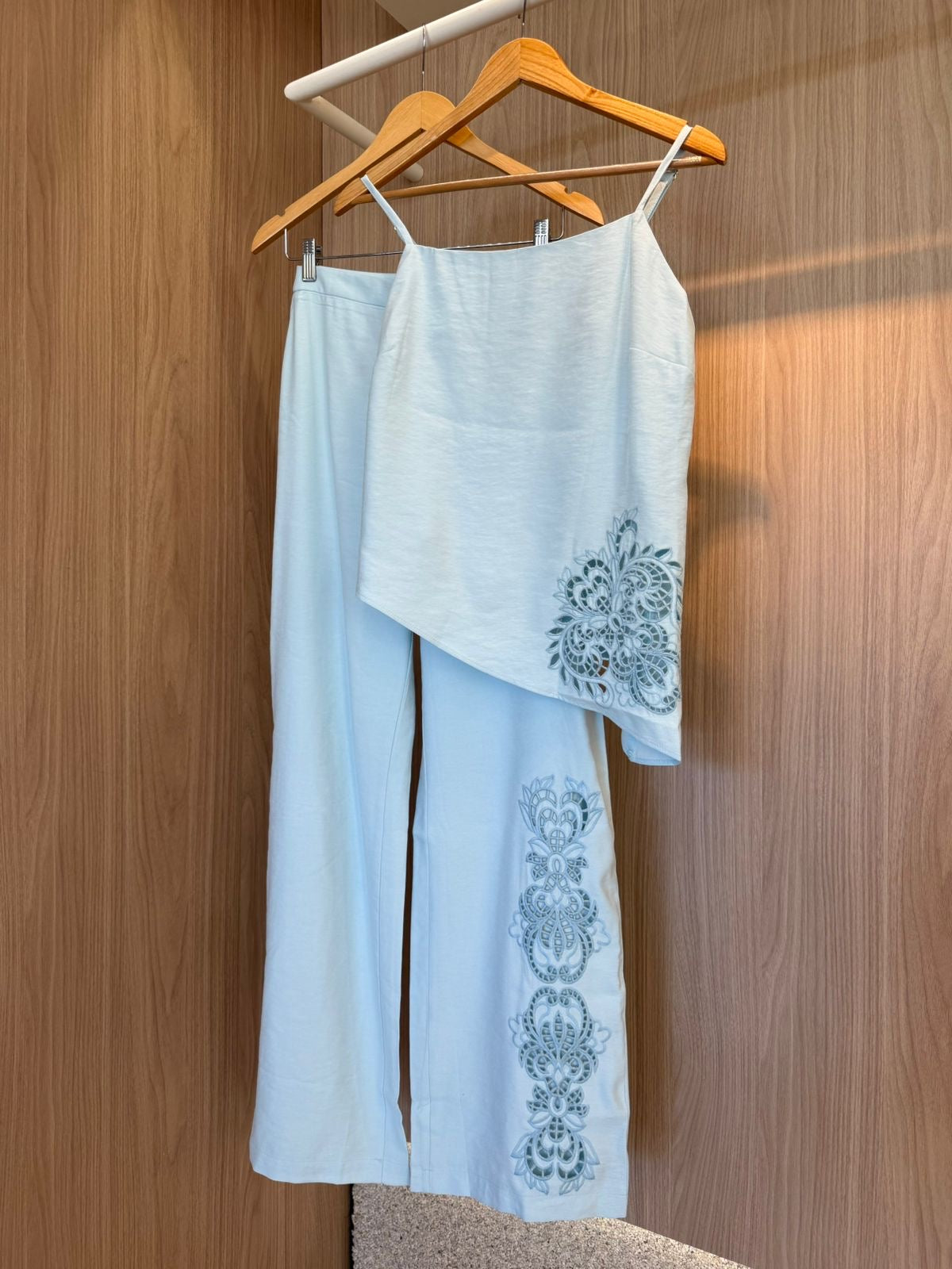 Calça Reta Bordada Anabel - cores