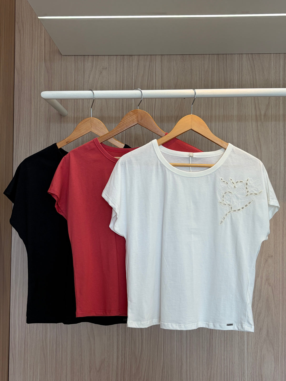 Blusa Básica det. flor - cores