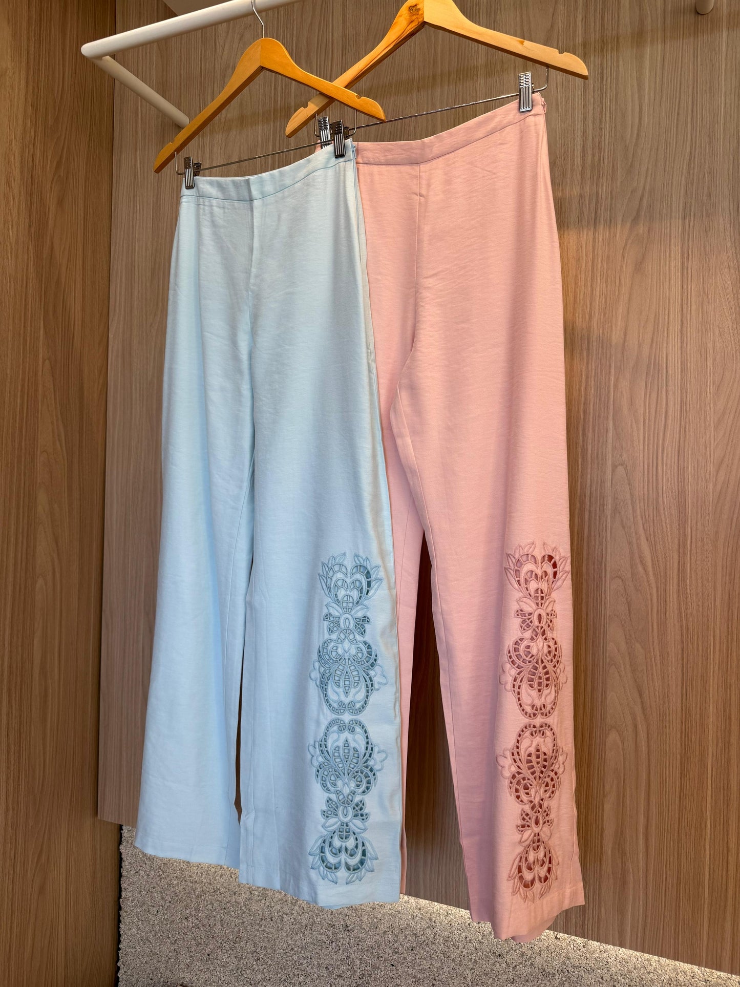 Calça Reta Bordada Anabel - cores