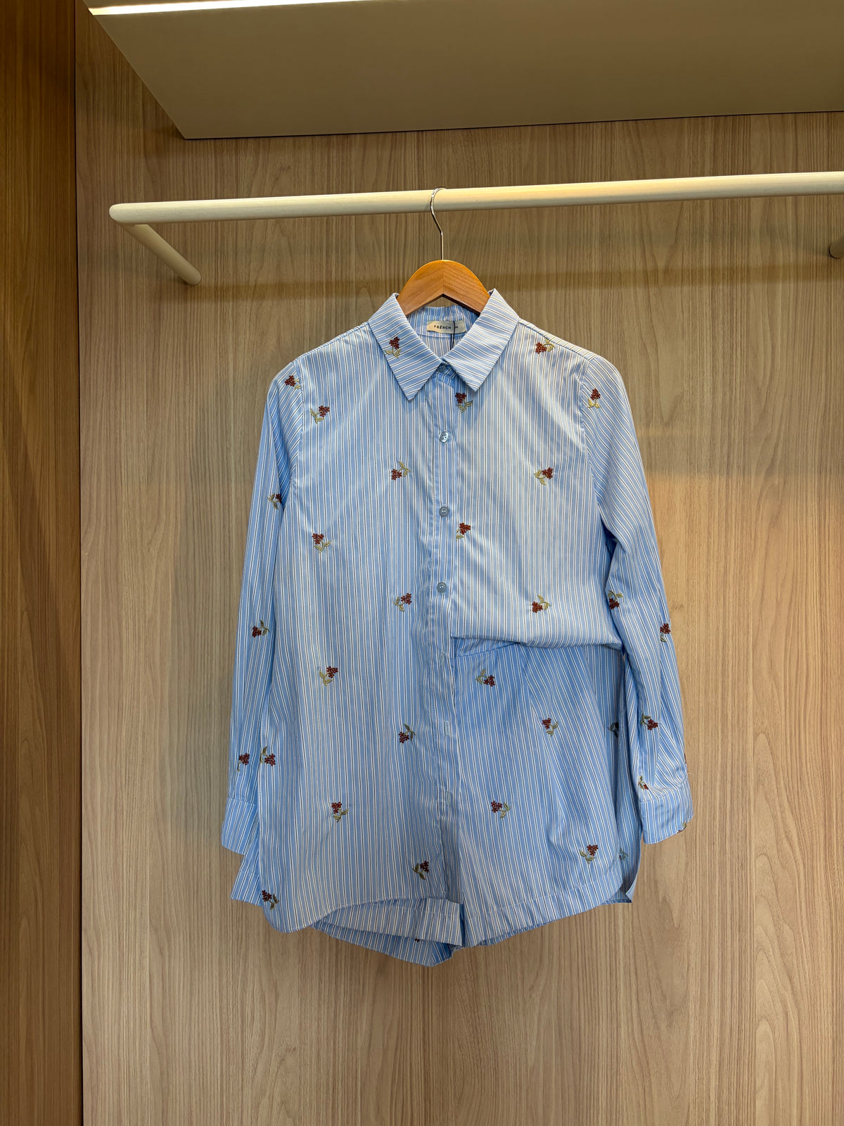 Short Listras Bordado - Azul Claro