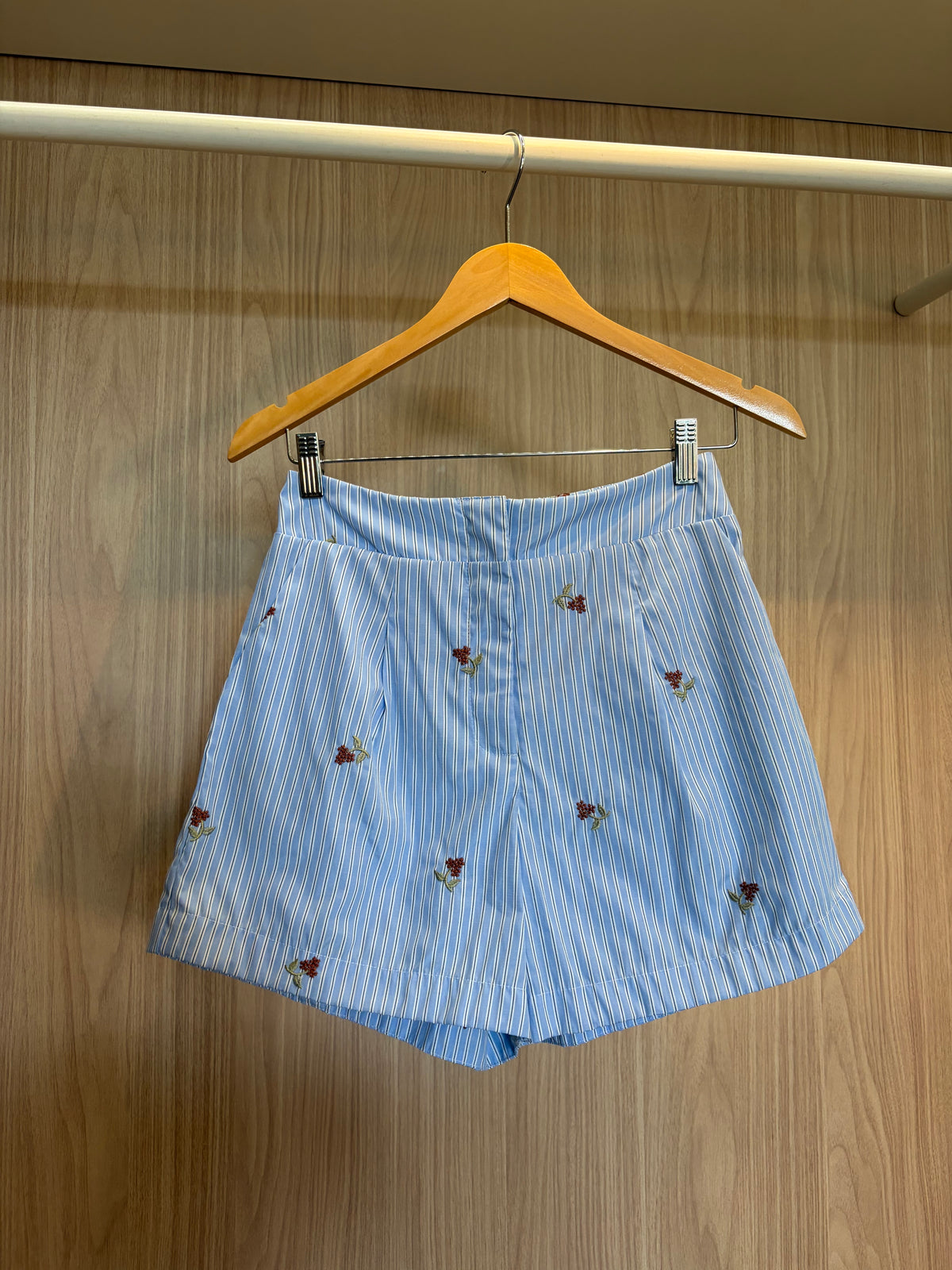 Short Listras Bordado - Azul Claro