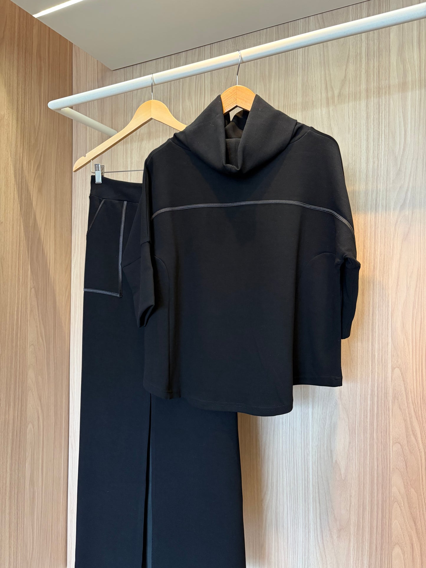 Conjunto Moletom preto c/saia